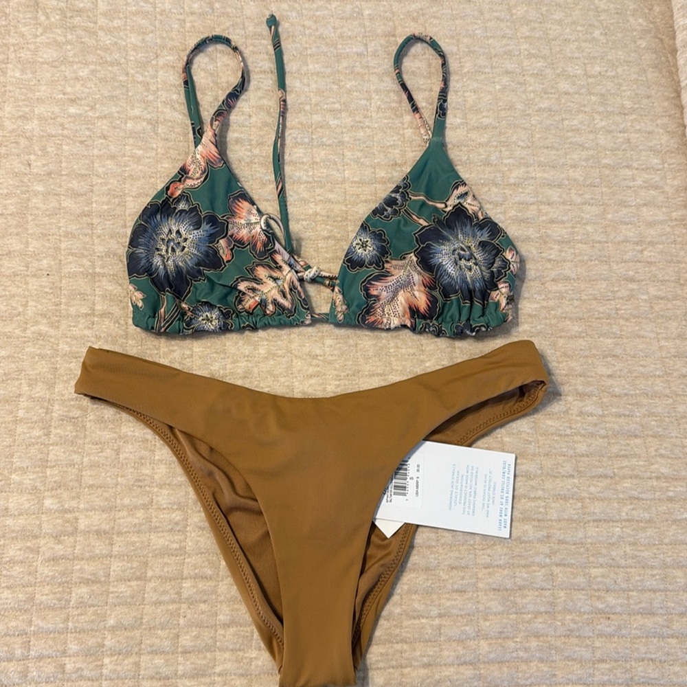 ONEILL Saltwater Matira bottoms Size small
Reversible triangle top Size Med